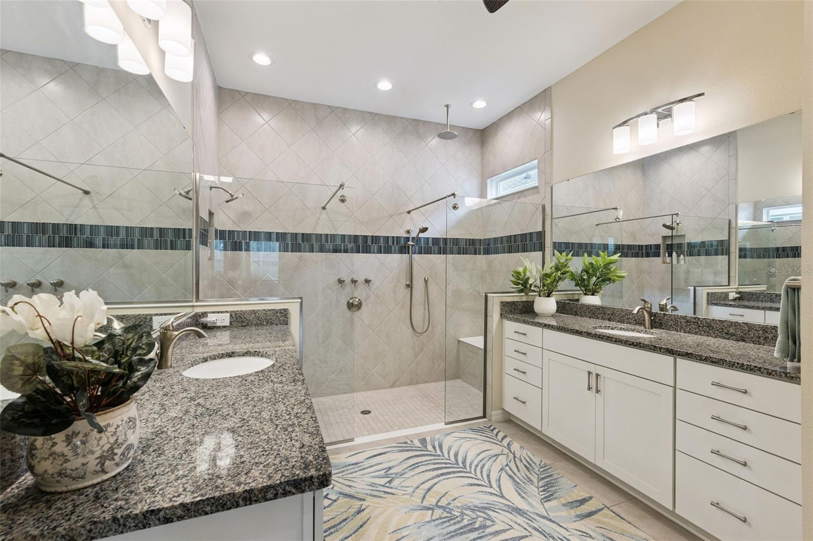 Primary en-suite bathroom