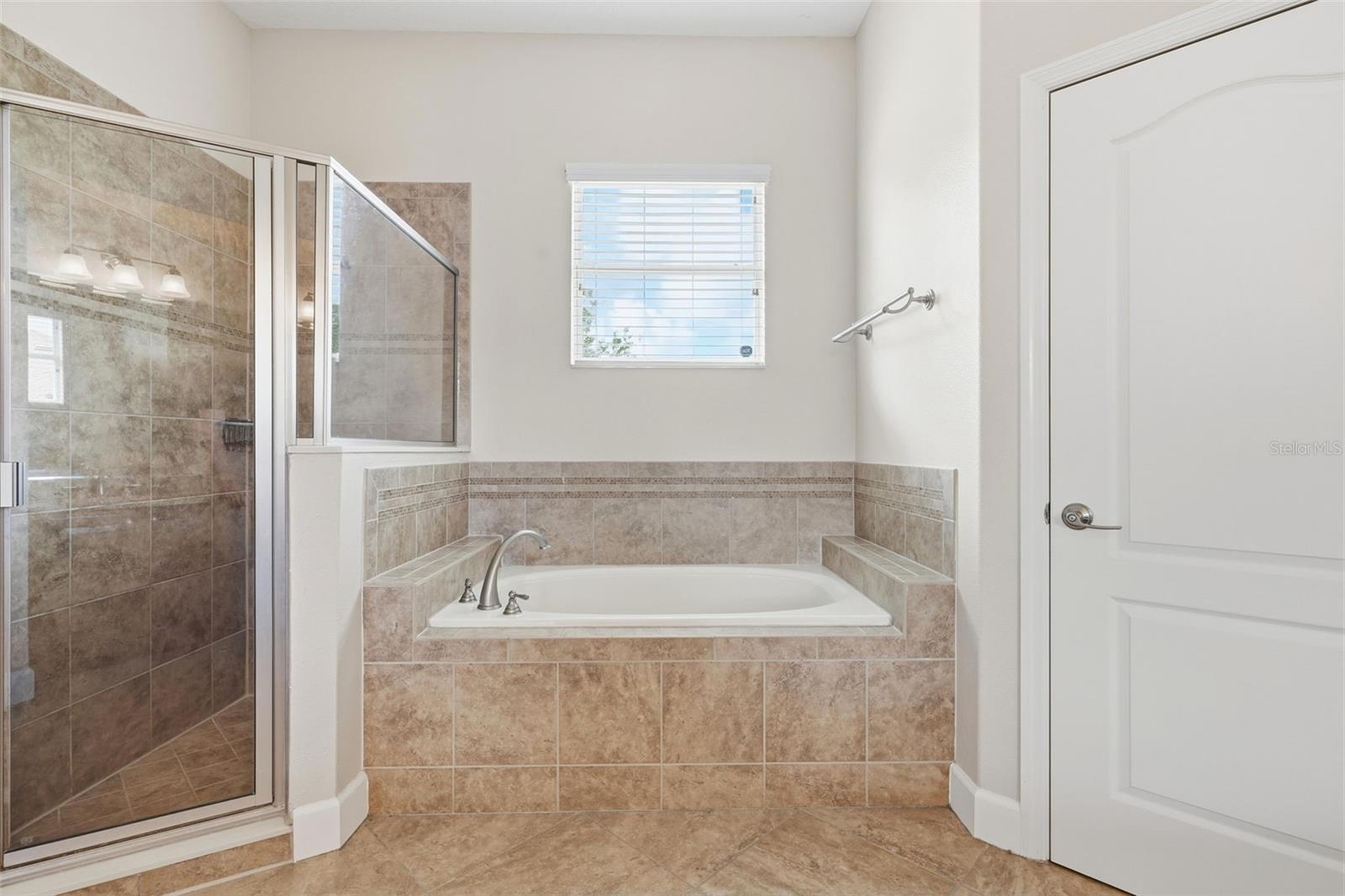 Primary en suite shower/tub
