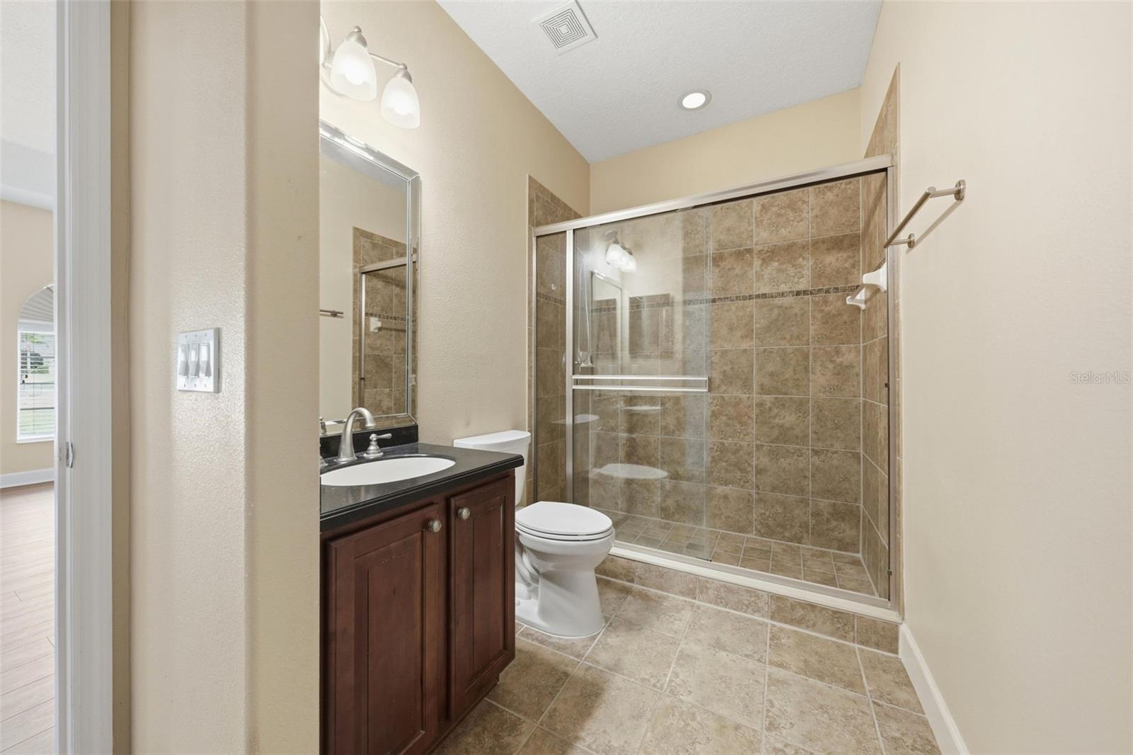 Bedroom 5/Bonus Room en suite