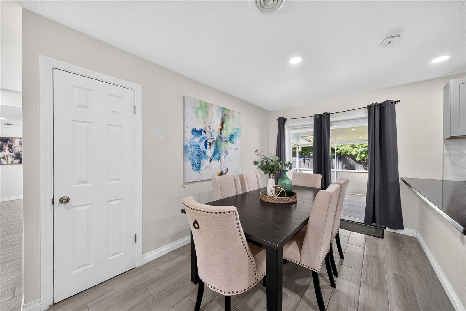 Dining RoomDining Room12'x8'