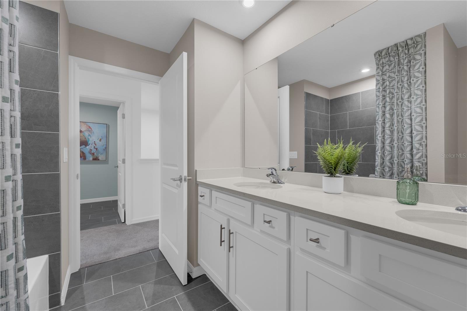 1098 CLAY BOULEVARD, Tavares, FL 32778