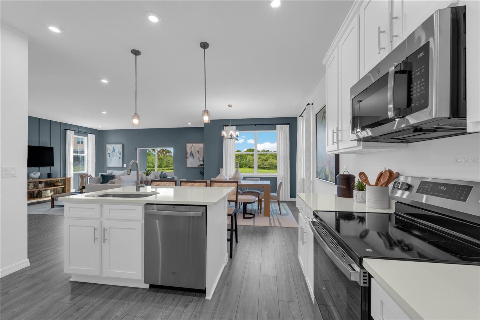 1098 CLAY BOULEVARD, Tavares, FL 32778