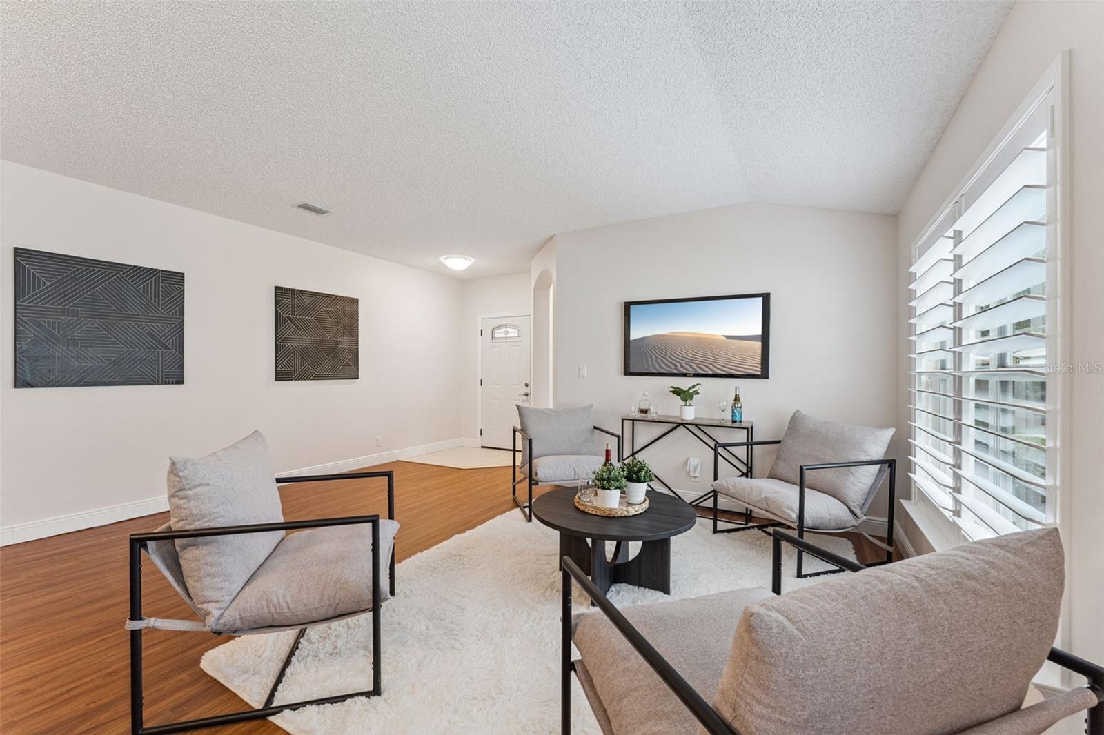 18' x 11'6" Living Room