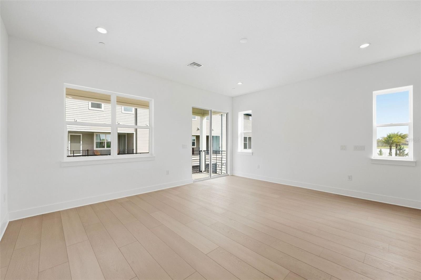 Great room with 10' ceilings