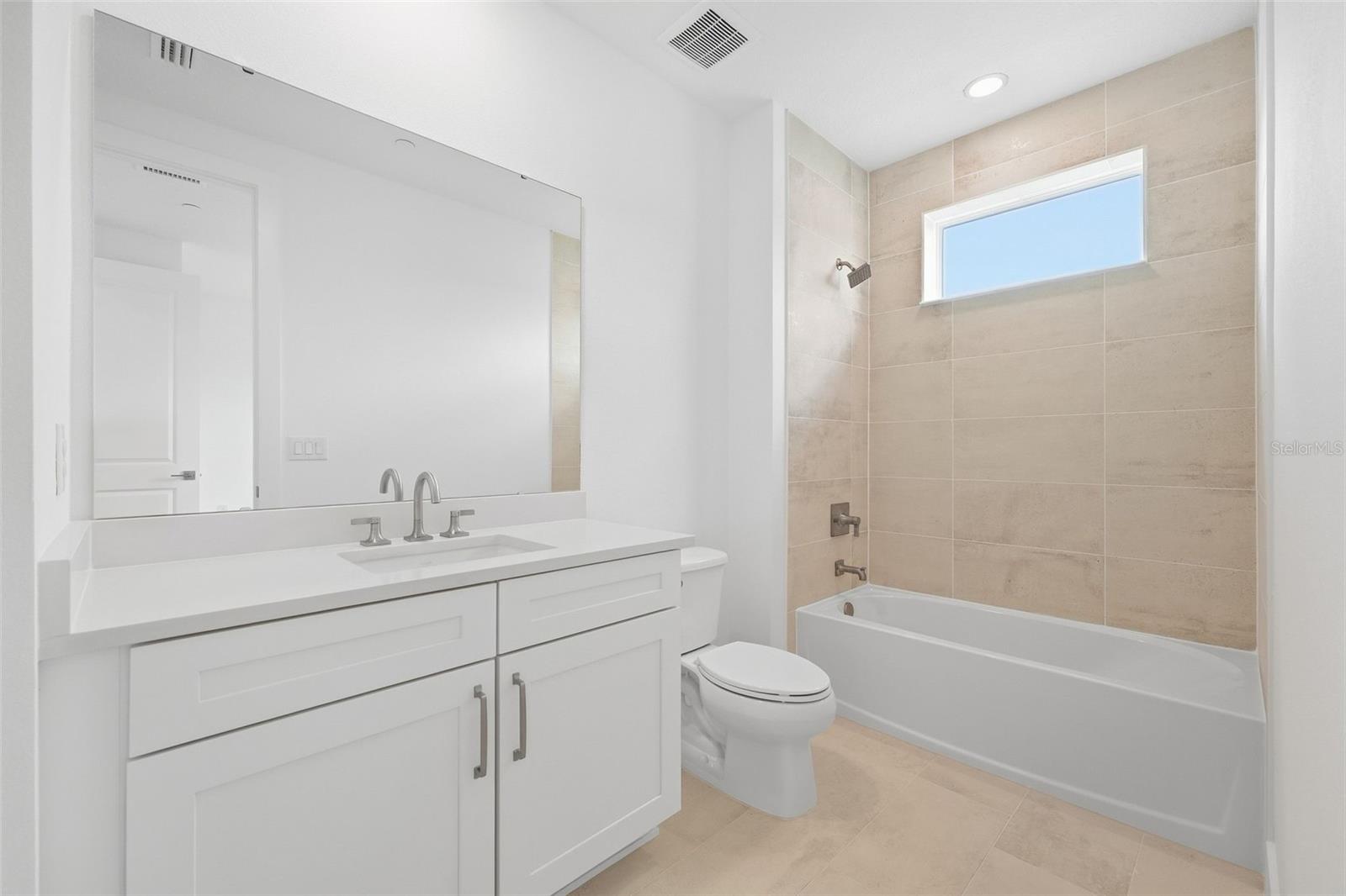 Secondary en suite bath in 2nd bedroom