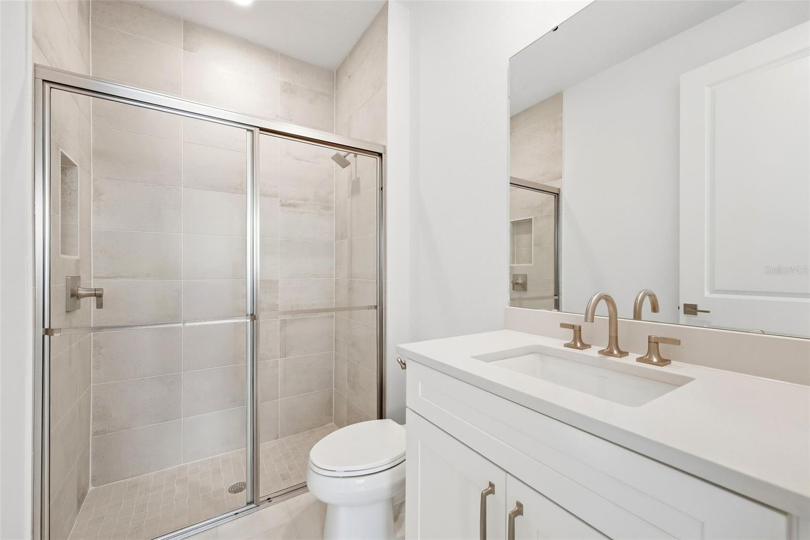 First floor en suite bath