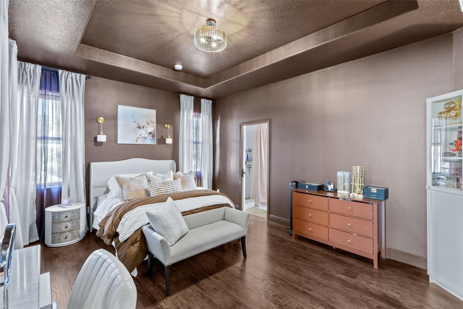 Primary bedroom with en suite bathroom and walk-in closet