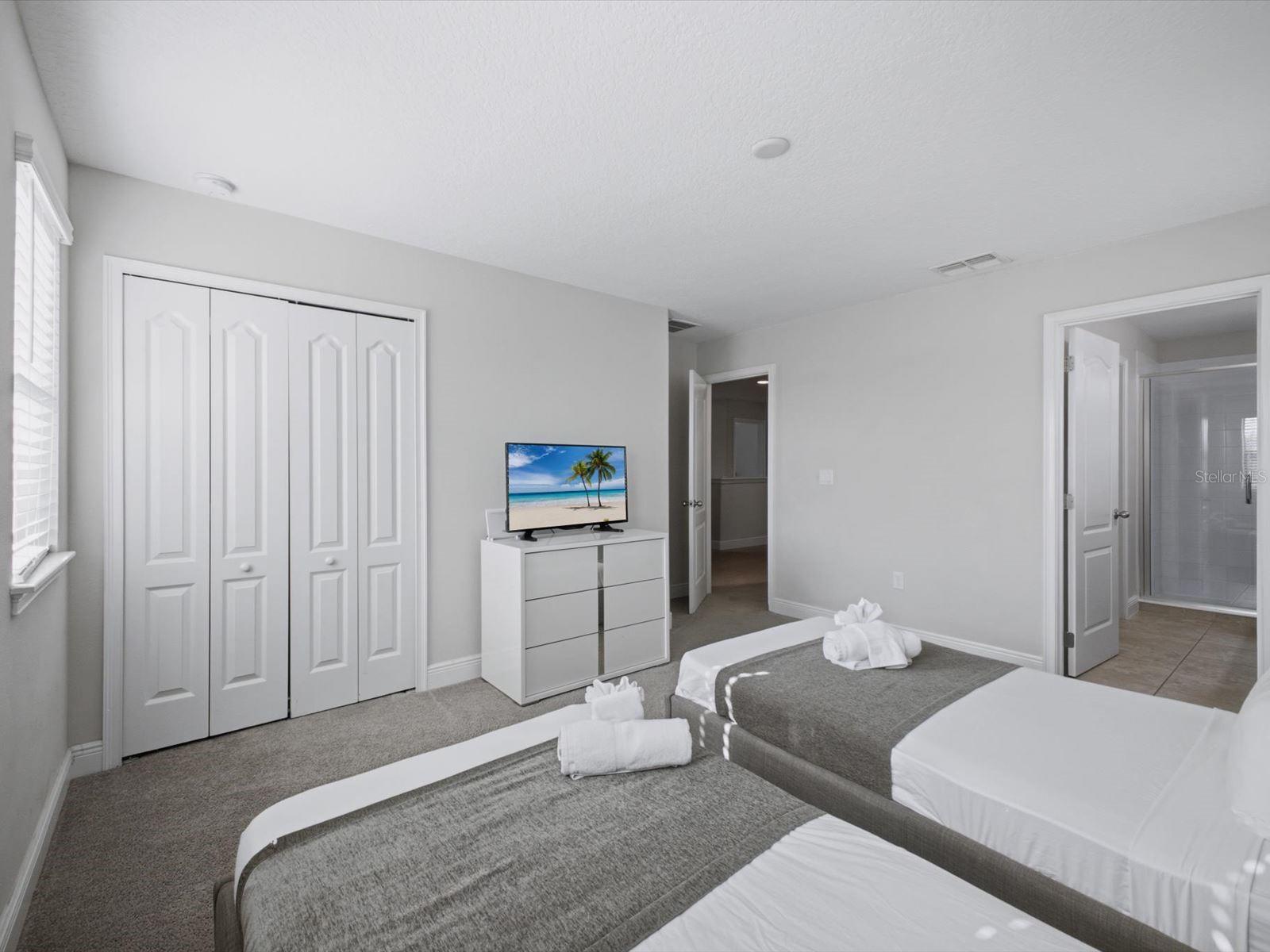 Upstairs ensuite bedroom 4