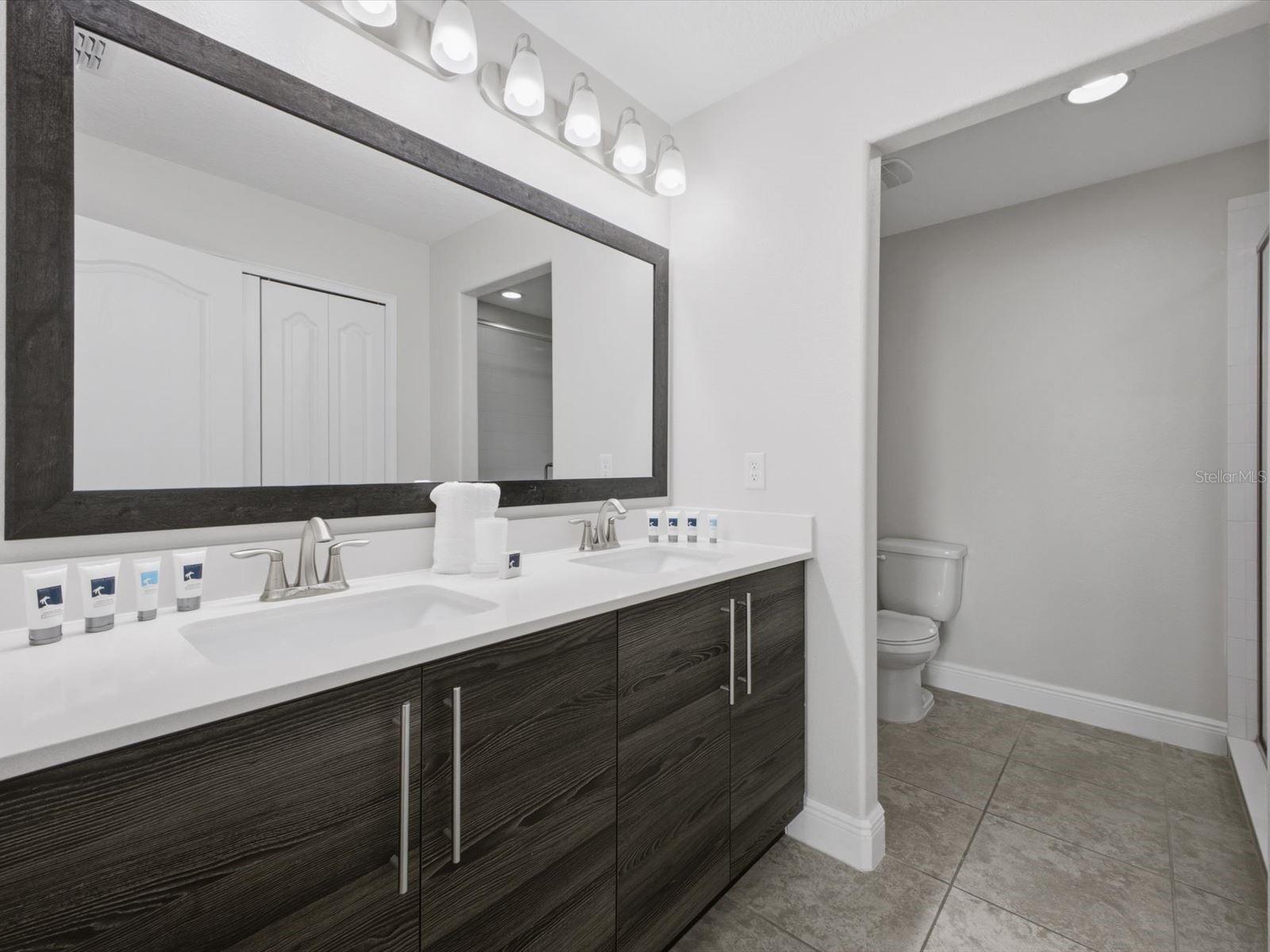 Upstairs ensuite bathroom 2