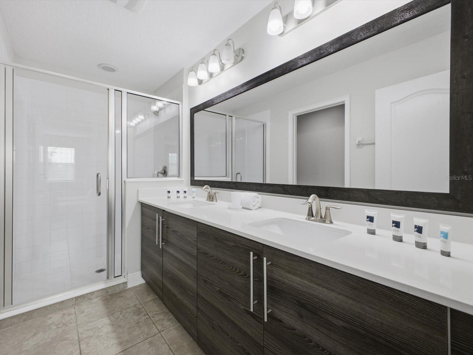 Upstairs ensuite bathroom 4