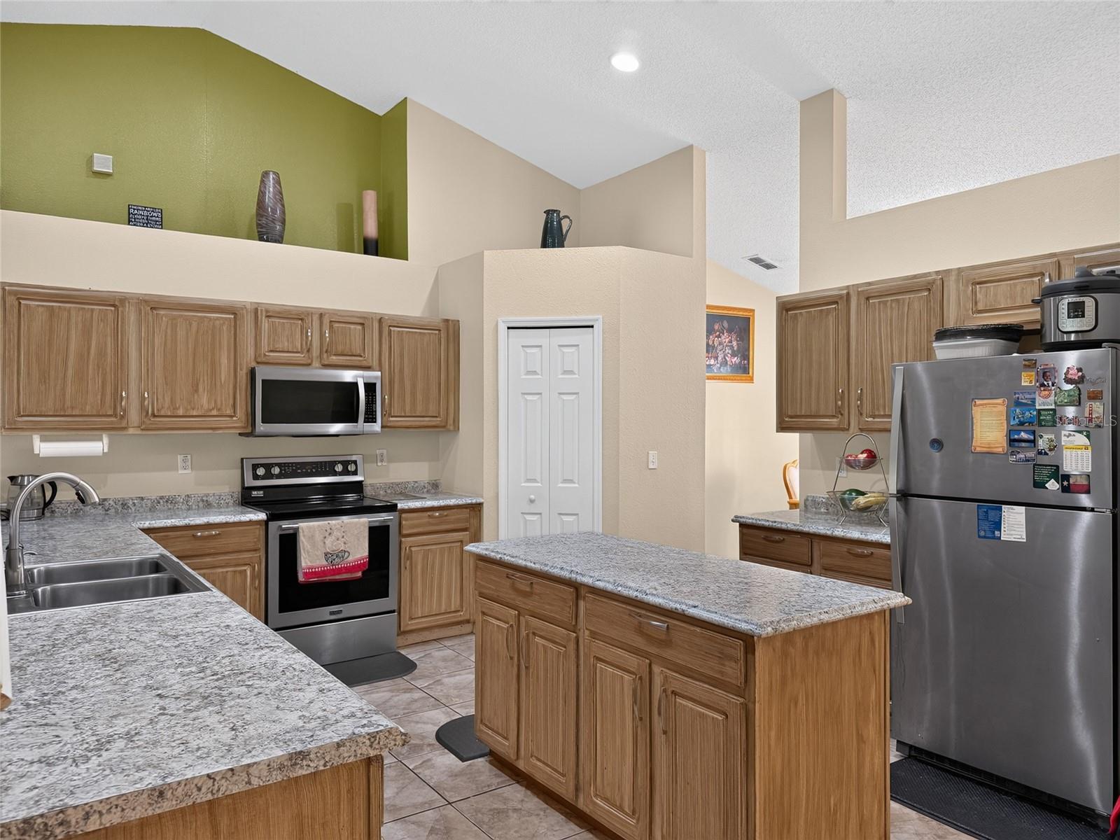 1048 HILL MOUNT DRIVE, Minneola, FL 34715