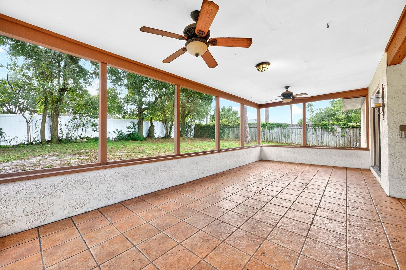 Large screened lanai.