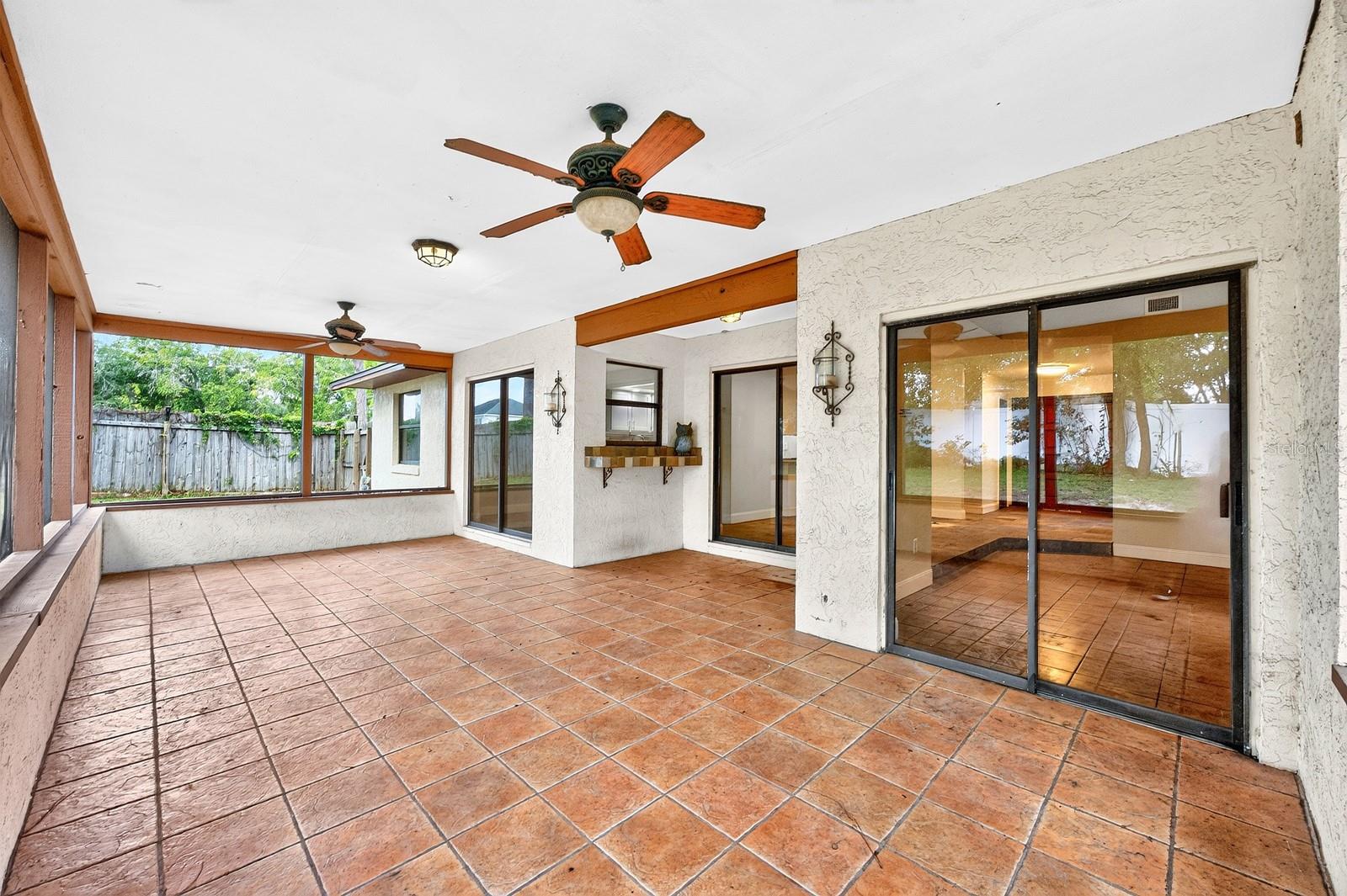 Large screened lanai.