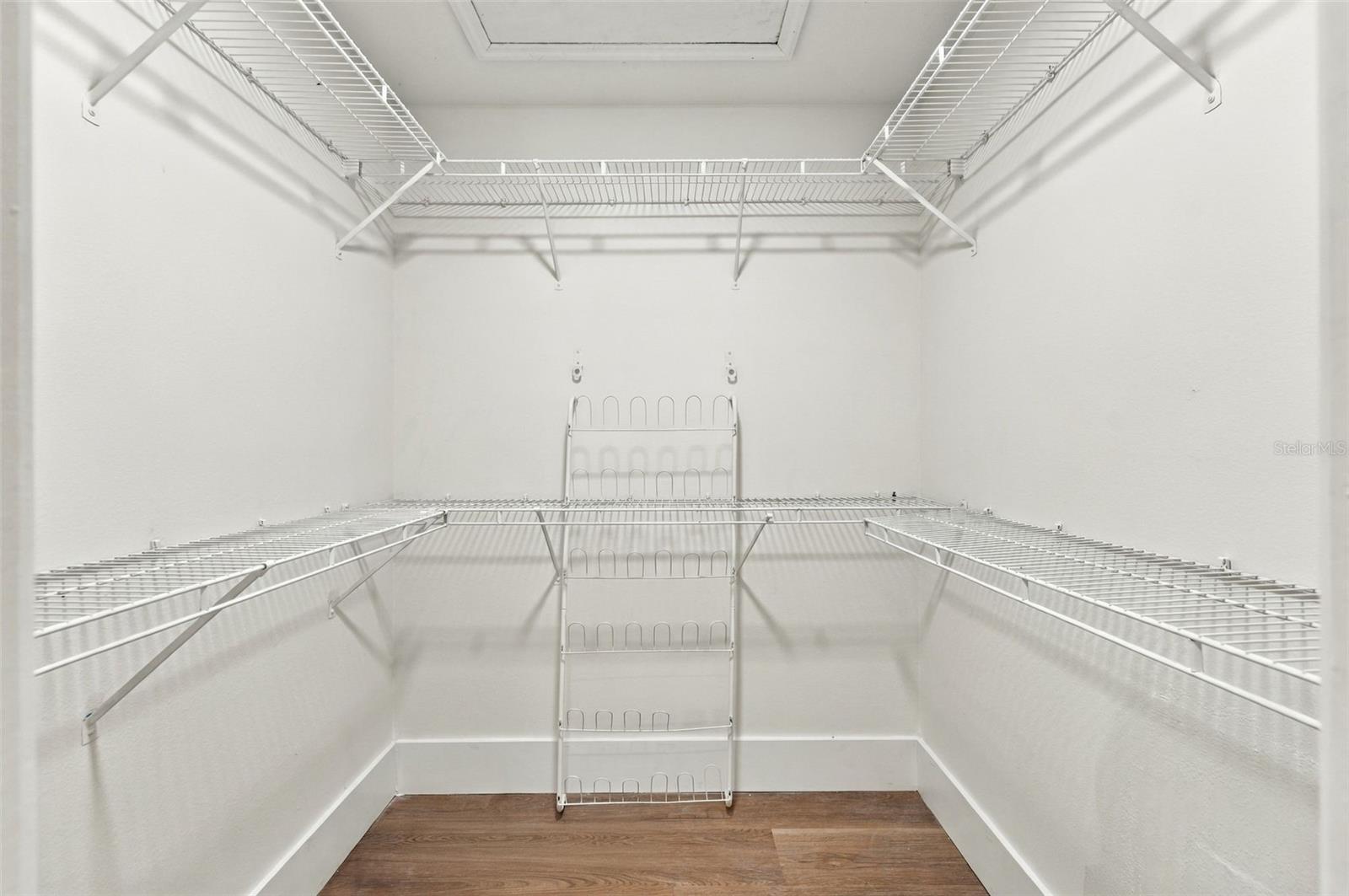 Hers closet primary