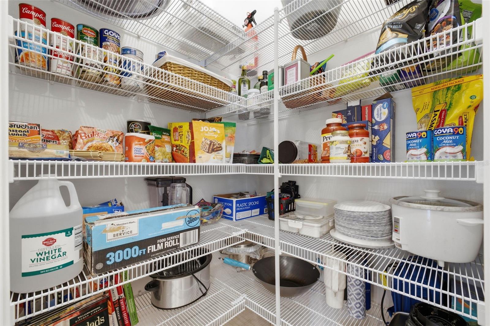 Corner pantry closet