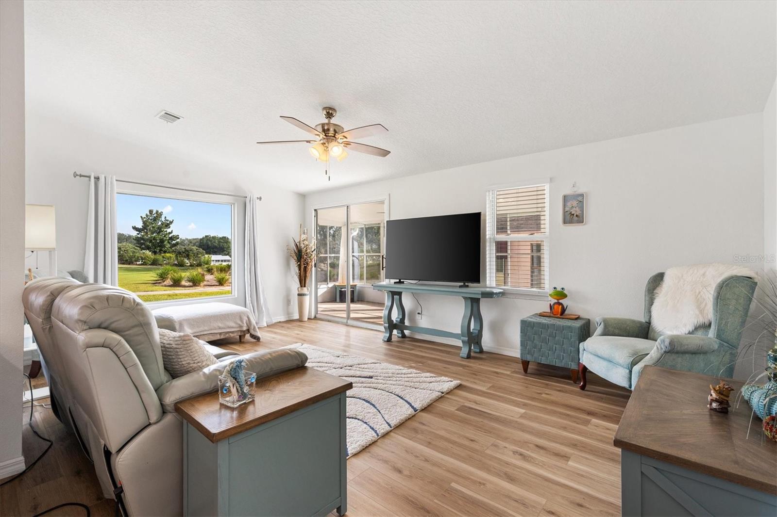 Spacious & Relaxing Living Room with beautiful view of golf course Spacious & Relaxing Living Room with beautiful view of golf course