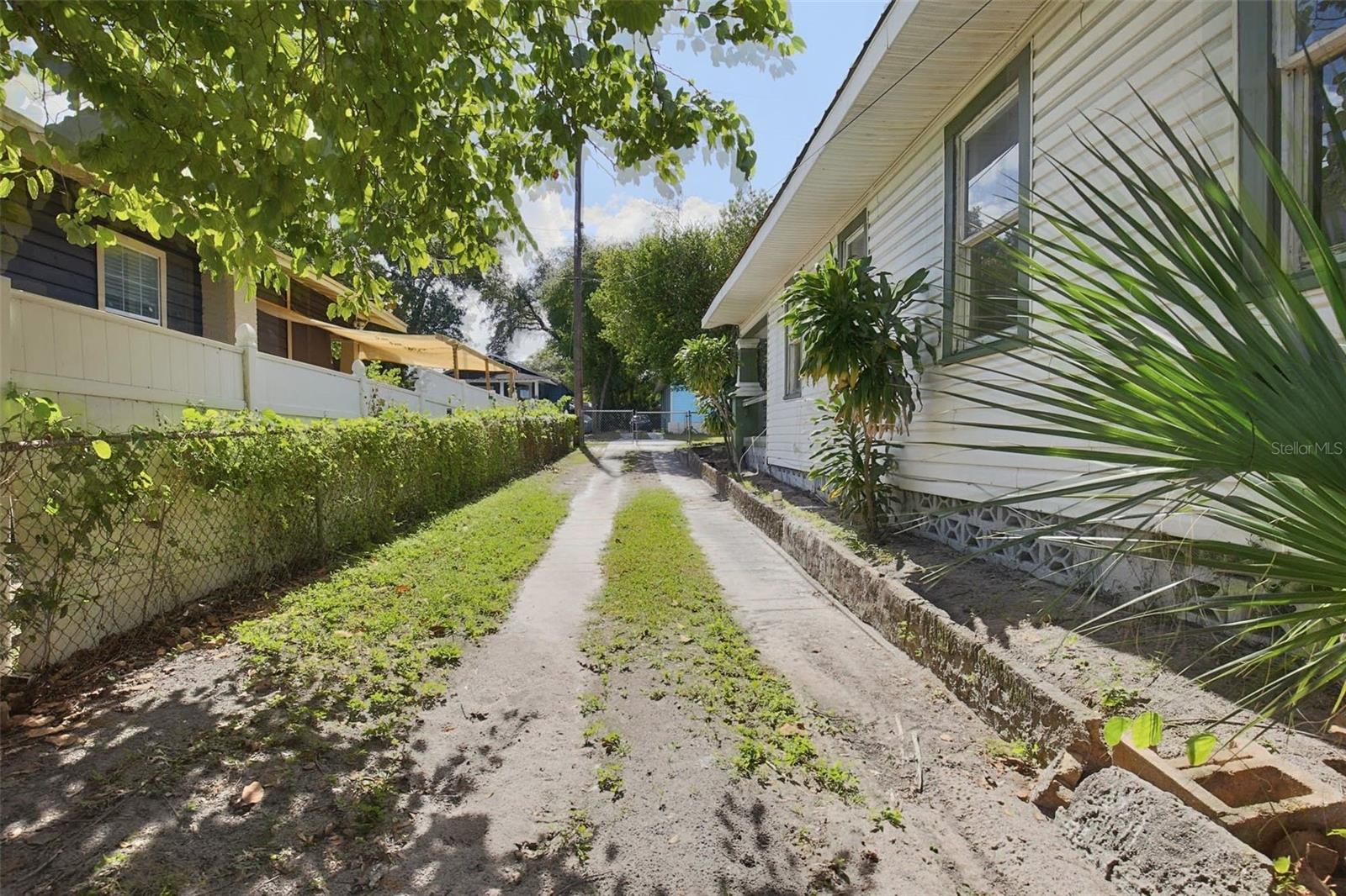 508 E HUGH STREET, Tampa, FL 33603