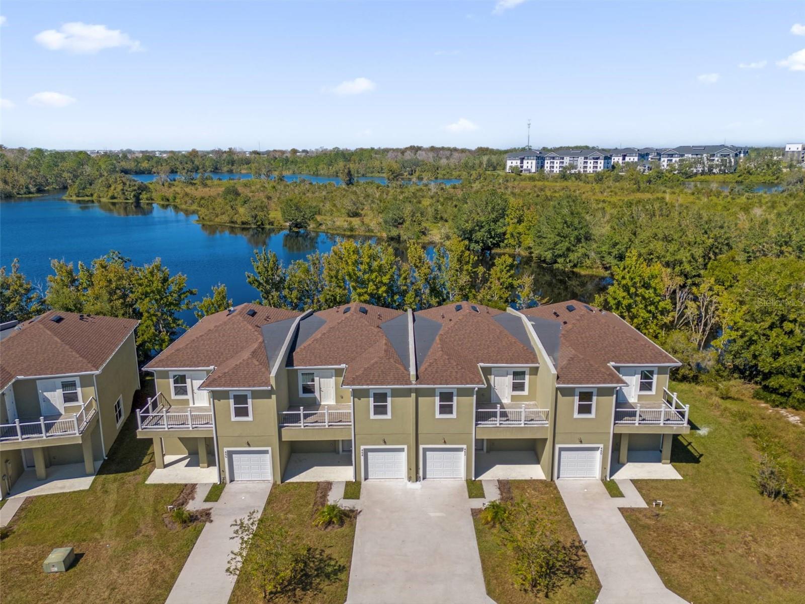 452 LAKE SHORE PARKWAY, Davenport, FL 33896