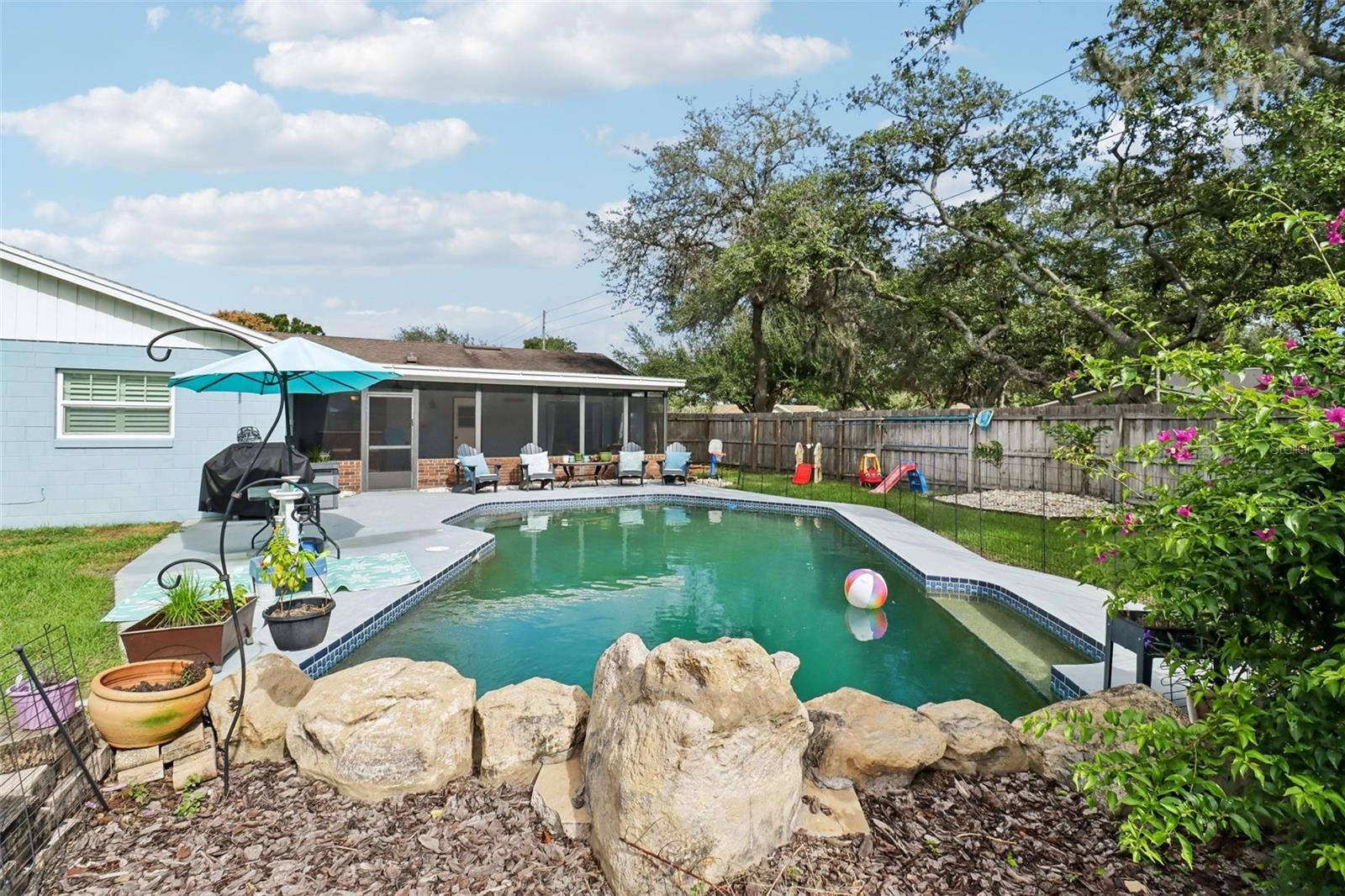 Perfect for indoor/outdoor living and entertaining.