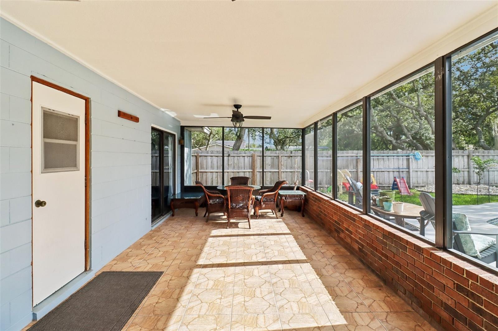 Large screened lanai.