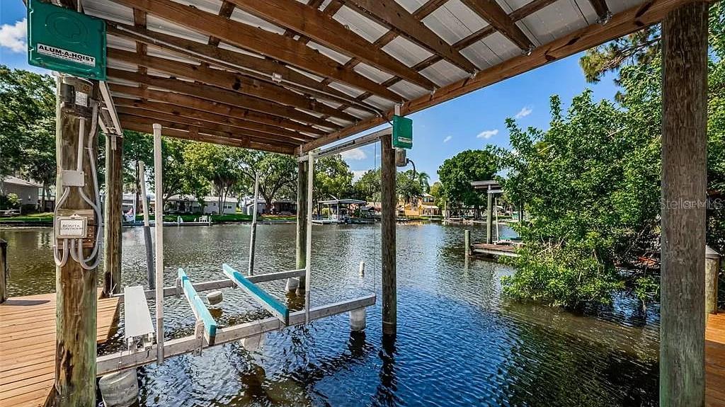 Private Boat lift Private Boat lift