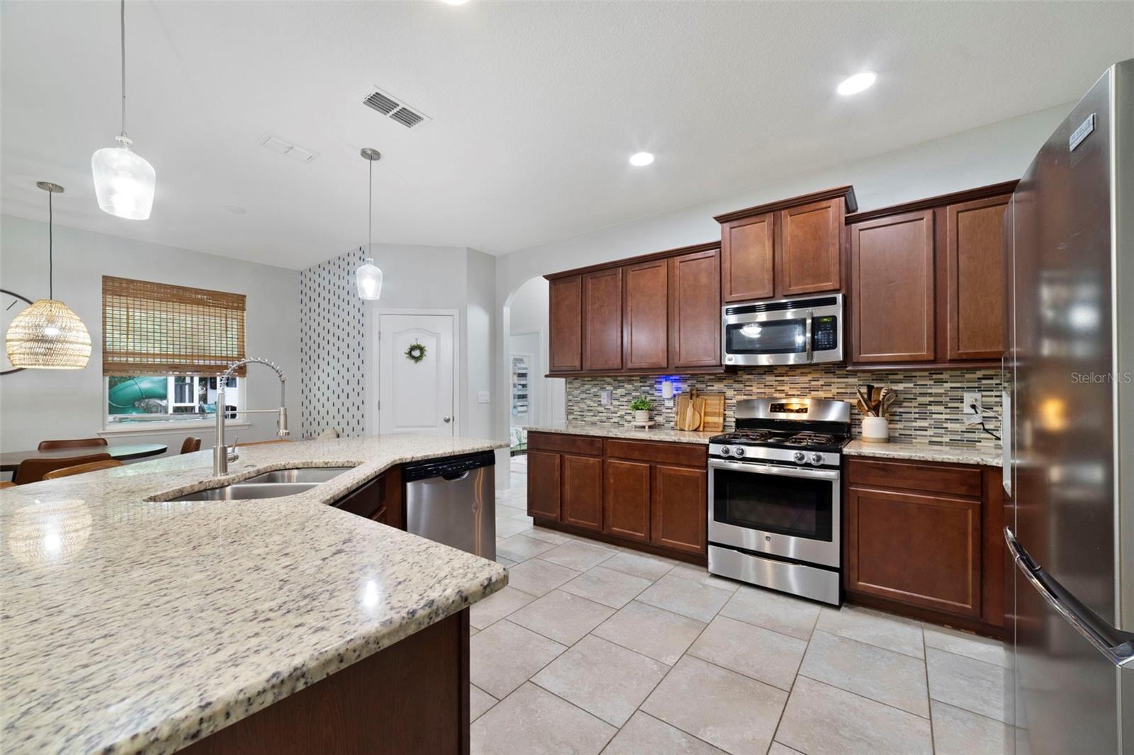 Gas range, ample storage. Gas range, ample storage.