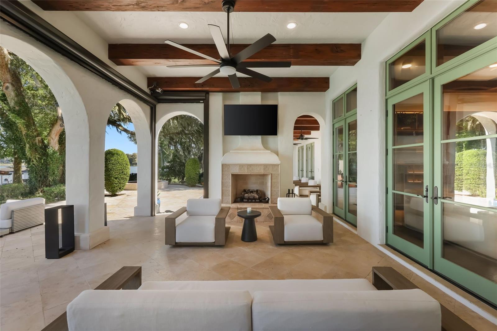Covered lanai with retractable screens