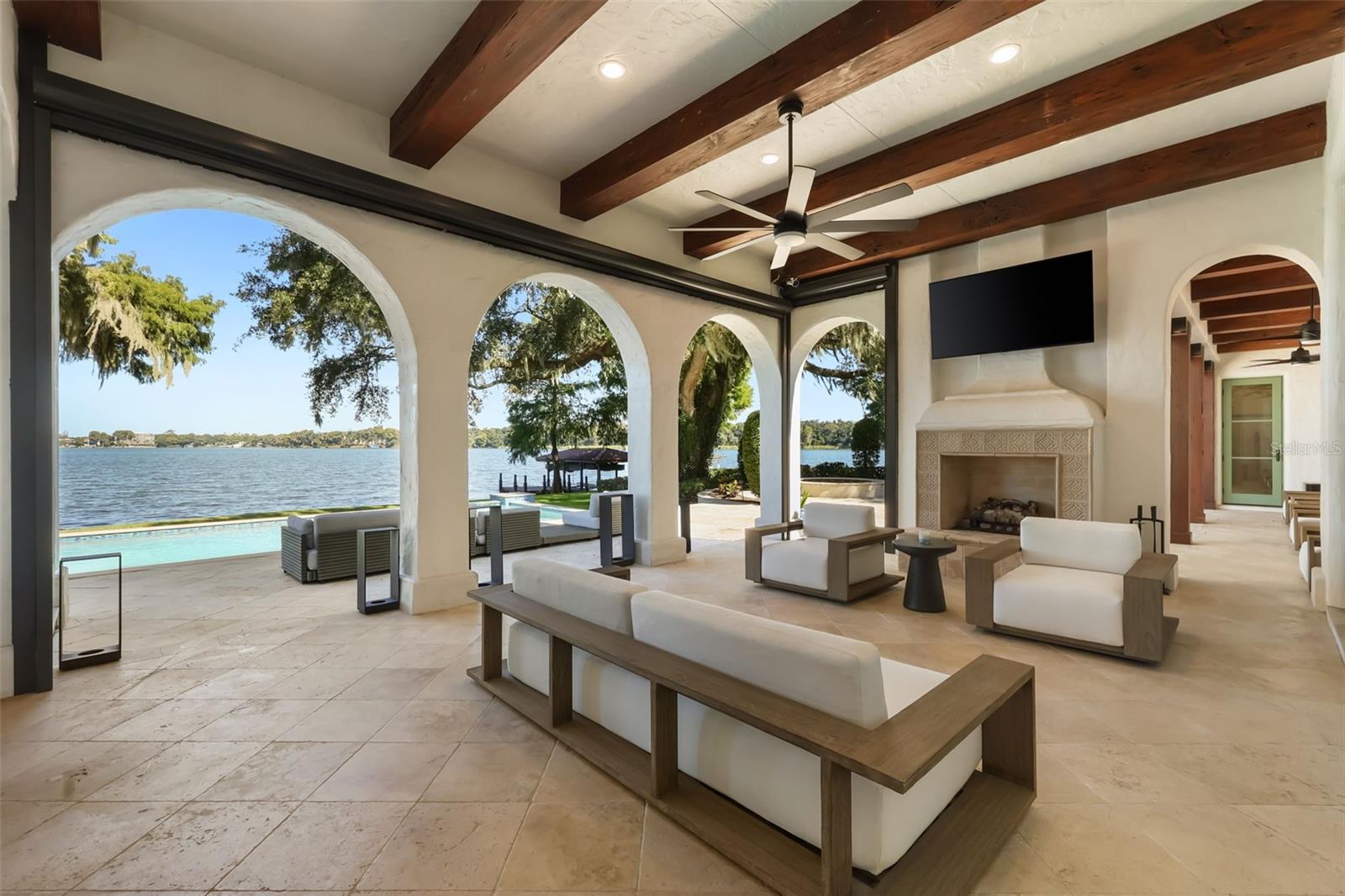 Covered lanai with retractable screens