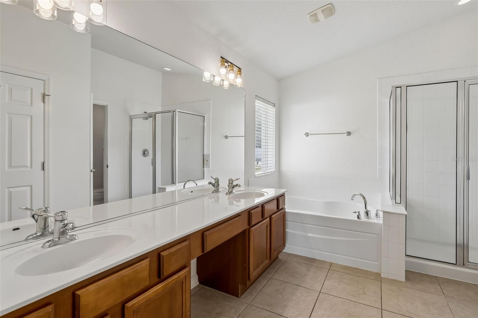 Primary bath with dual sinks