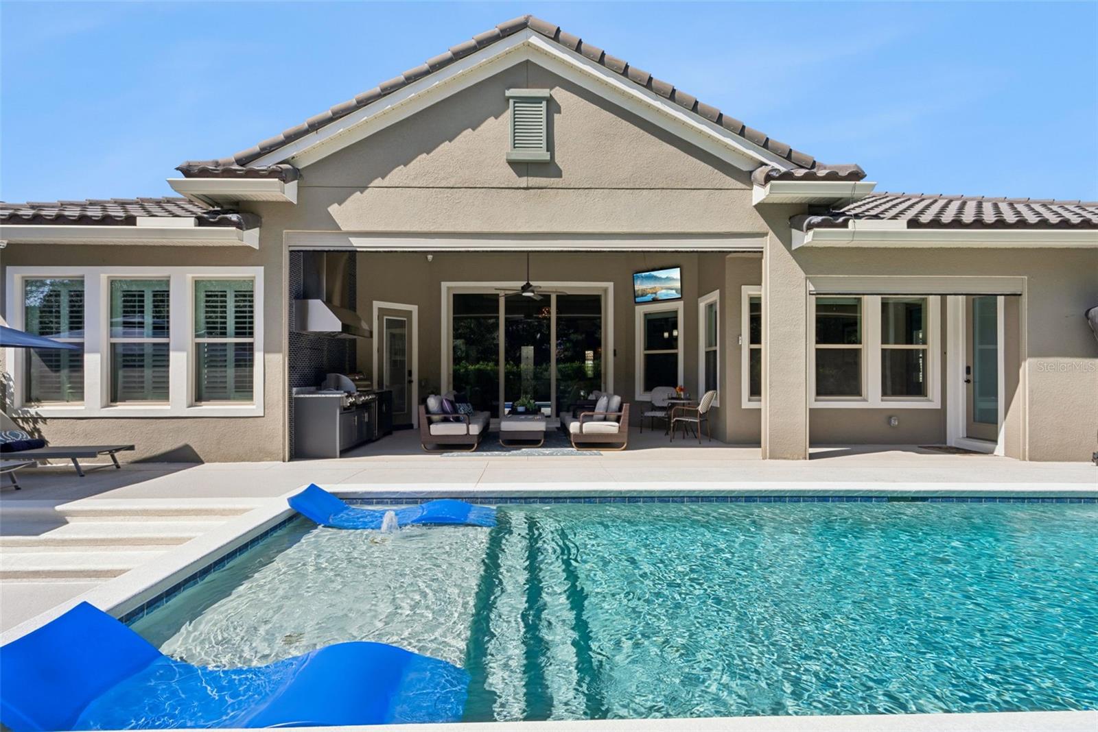Resort-style pool w/ sunshelf and in-water loungers