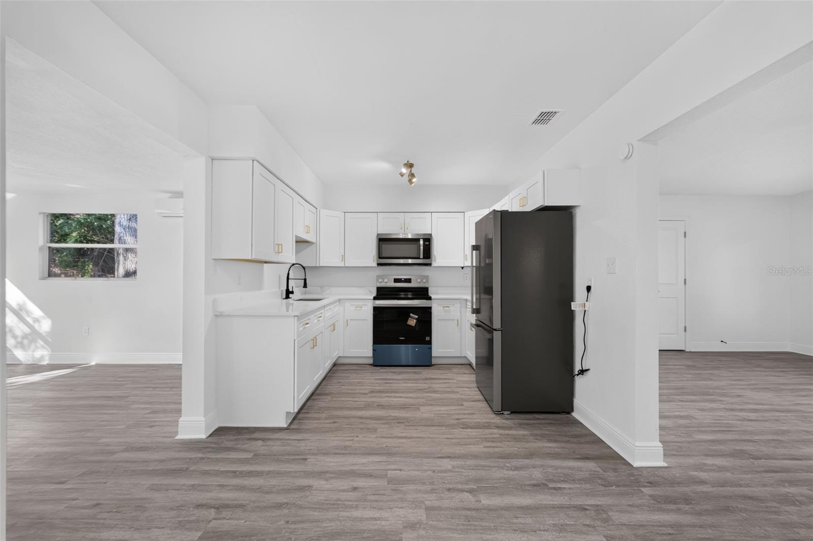 835 POINSETTIA AVENUE, Tarpon Springs, FL 34689