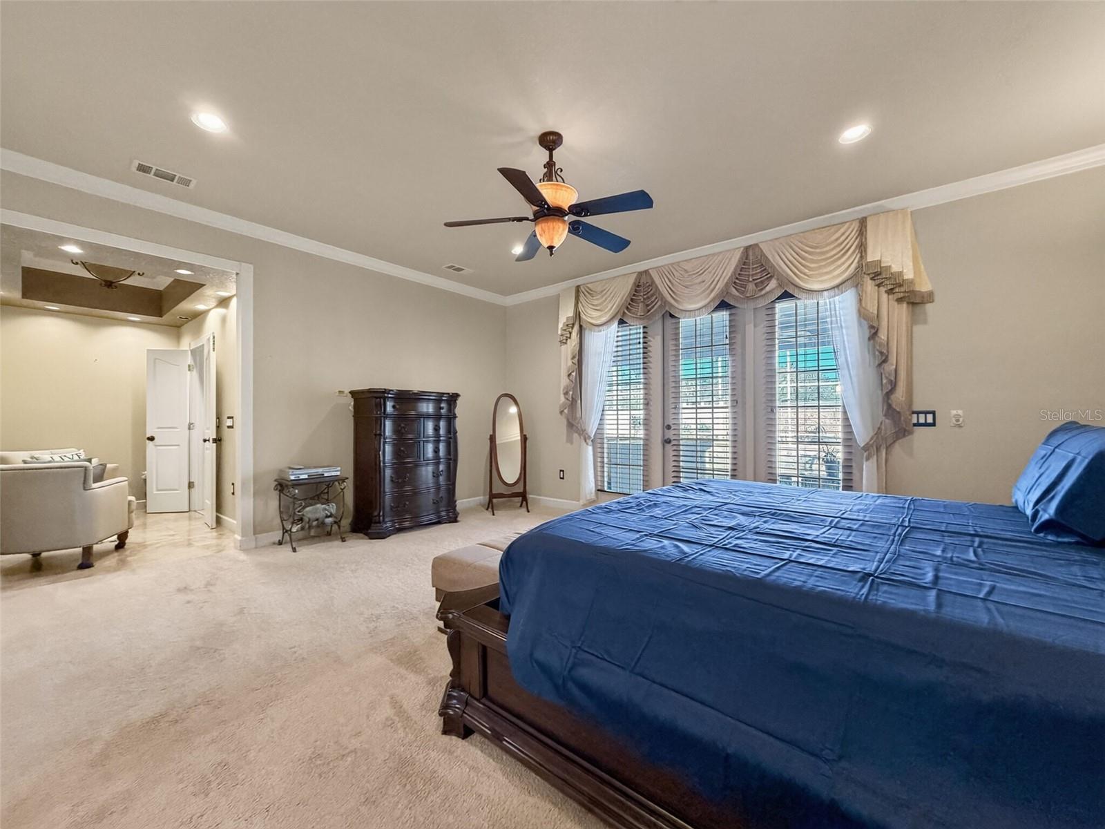 Primary suite with private lanai access