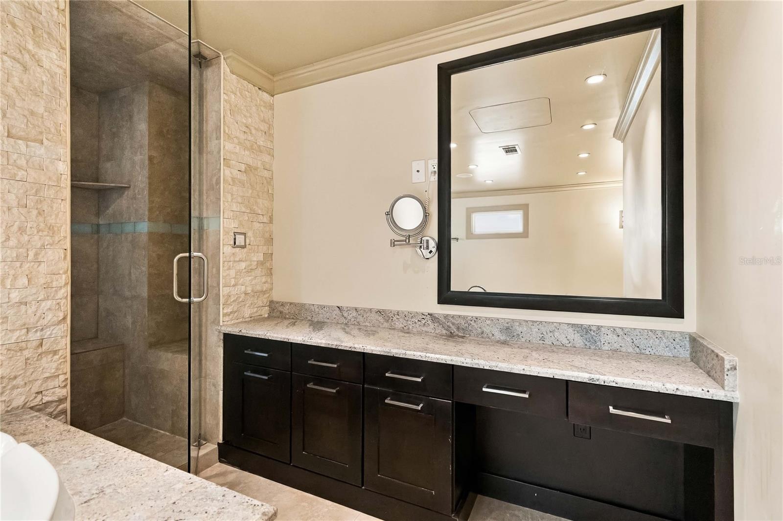 Full size Vanity area