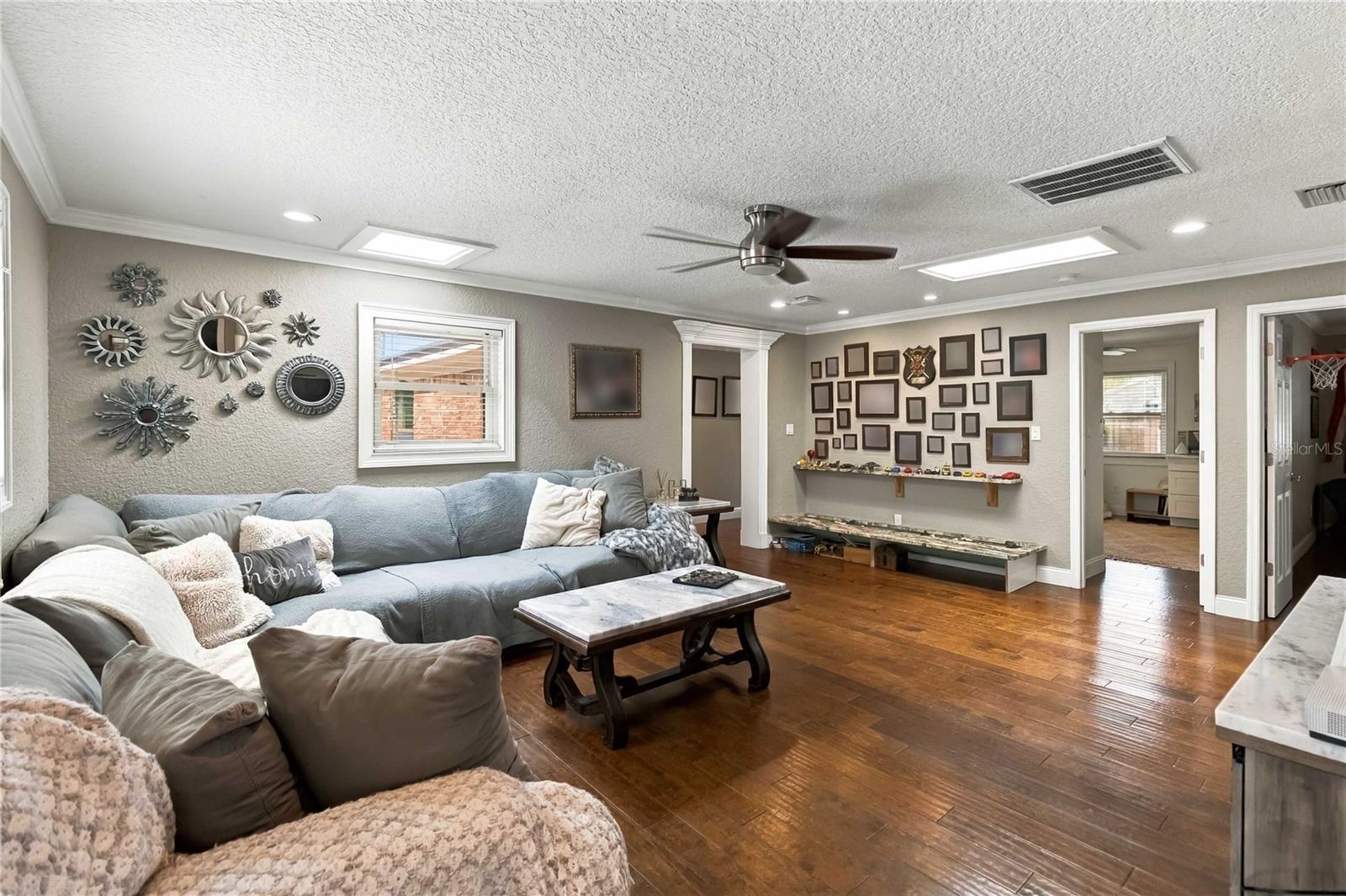 plit side of home Bonus Room/ Extra Living area