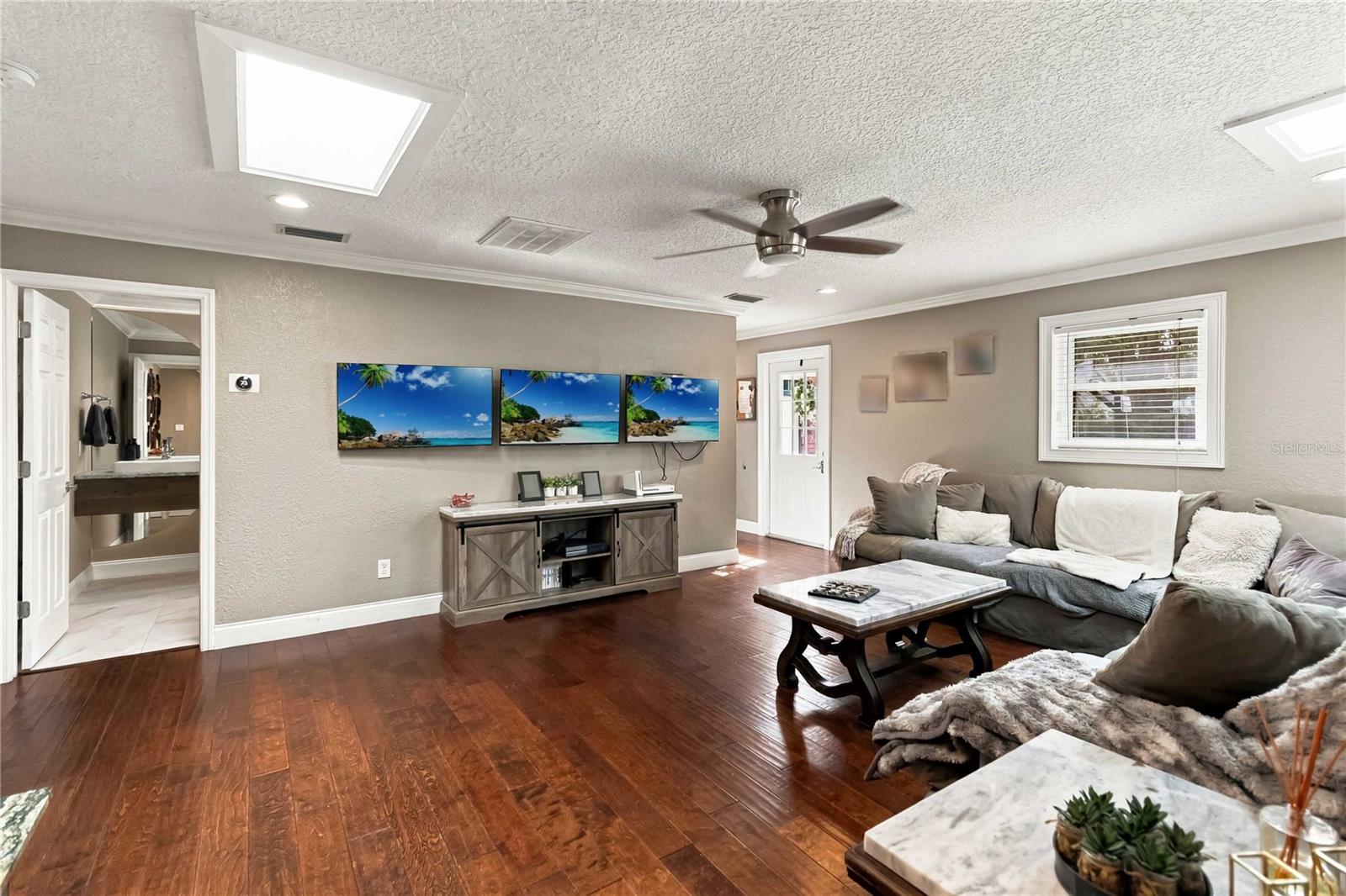 Bonus Room/ Extra Living area