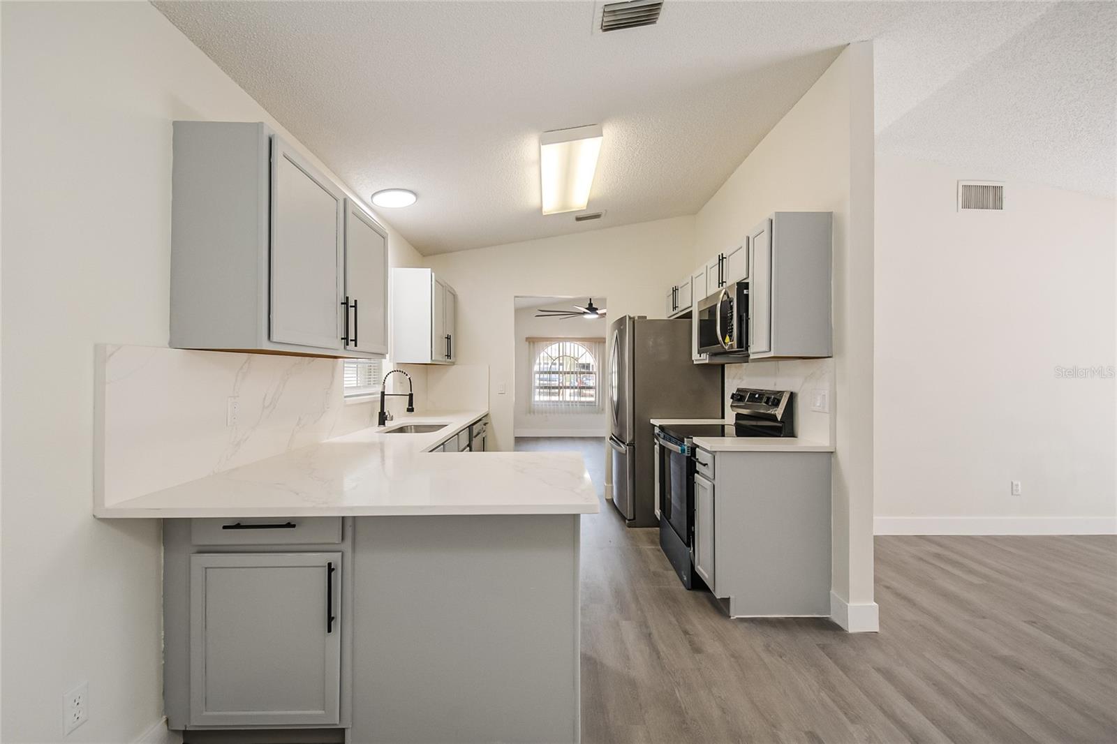 109 N FAULKNER AVENUE, Leesburg, FL 34748