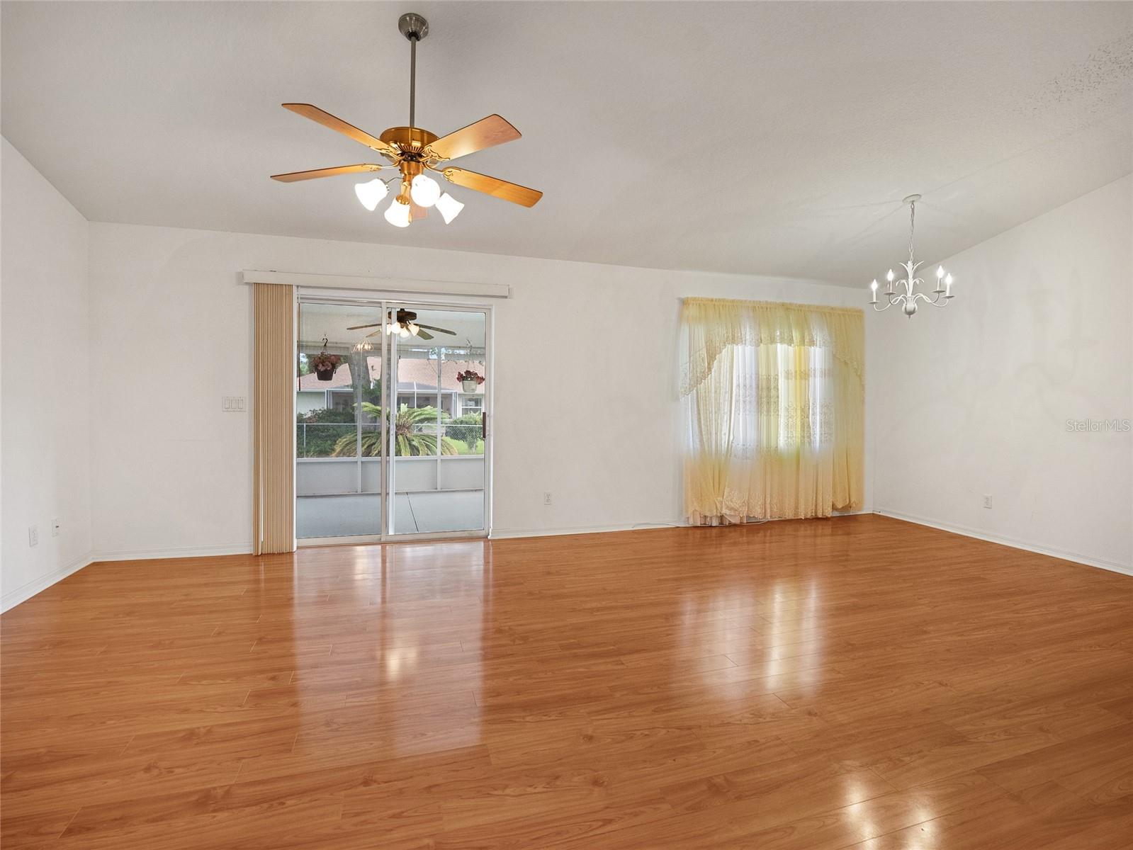 Living Room/Dinning Room Living Room/Dinning Room