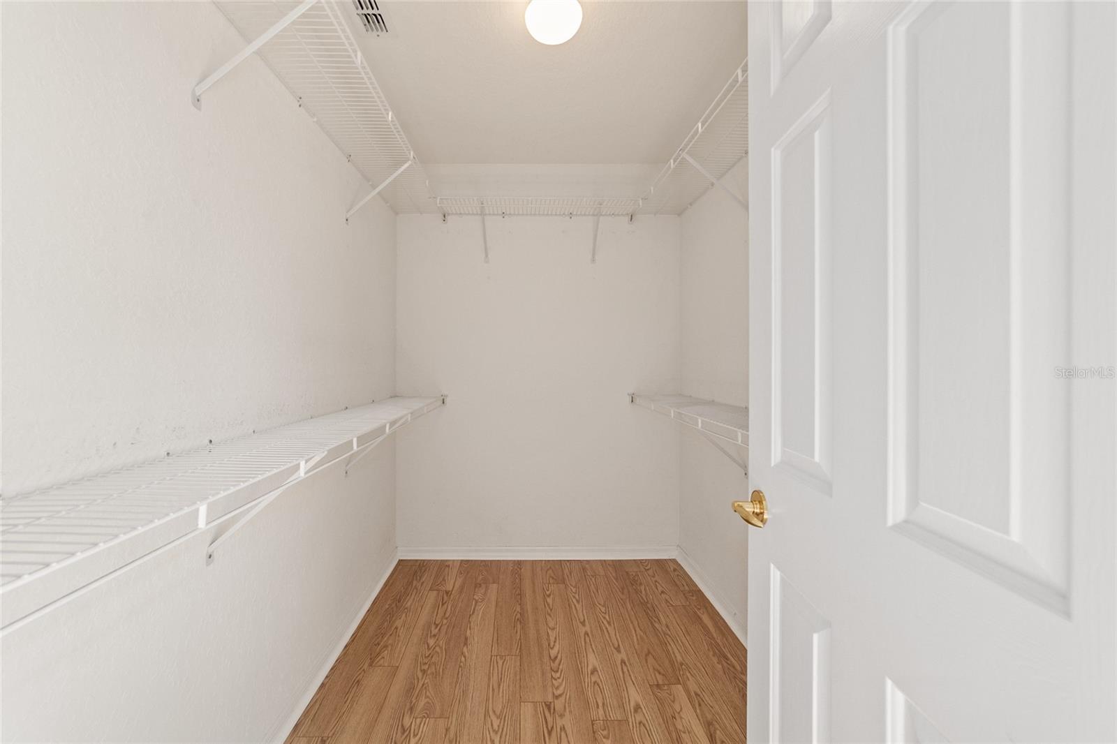 WALK IN CLOSET