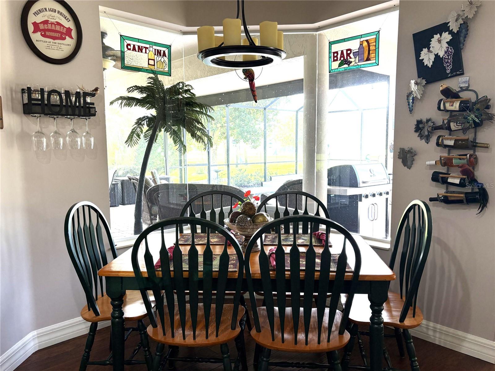 dining area between kitchen and family room