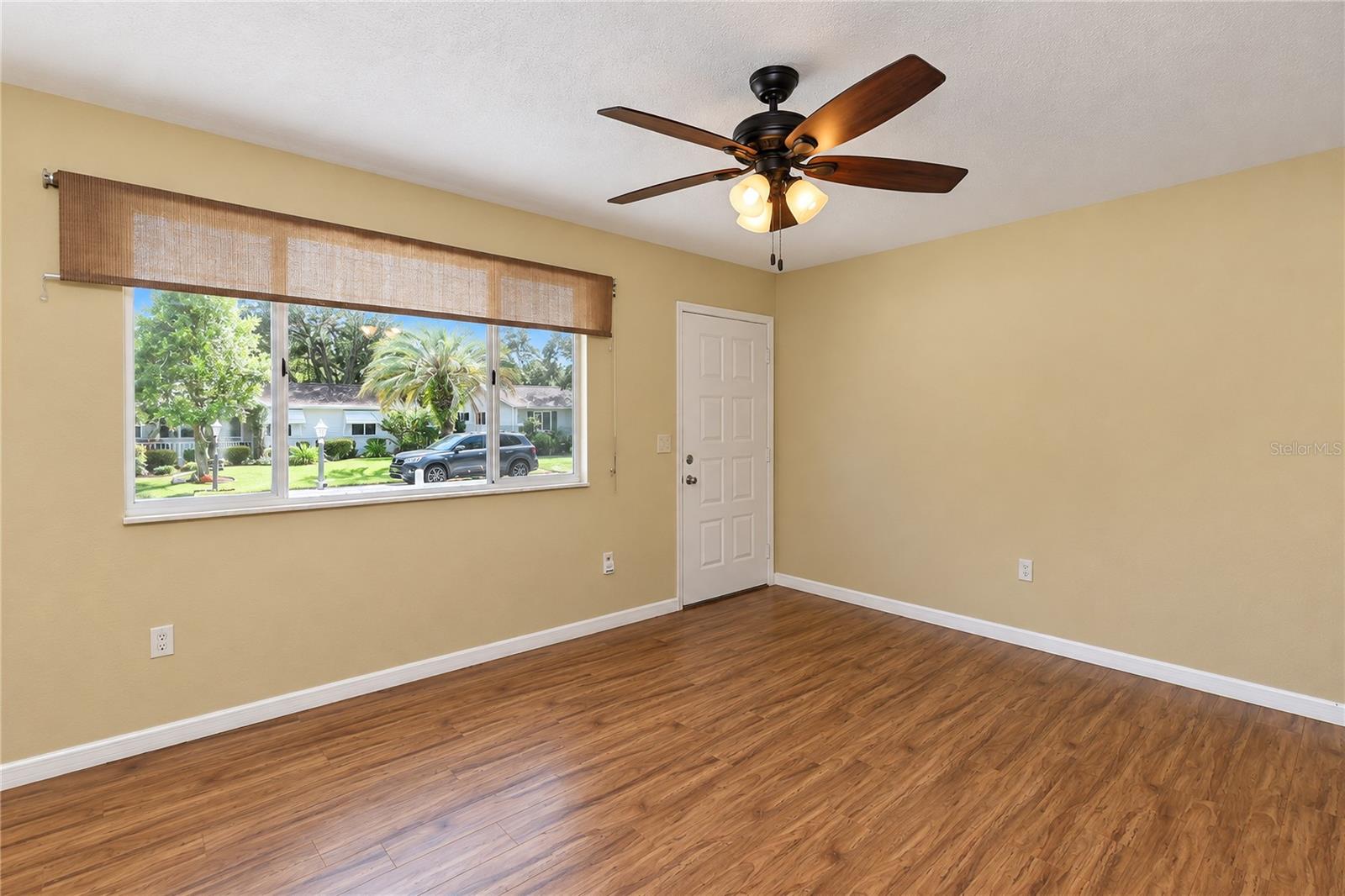 Lighted ceiling fan with remote Lighted ceiling fan with remote