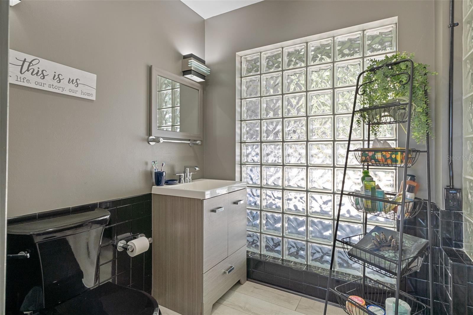 Flex room-potential business-salon etc bathroom