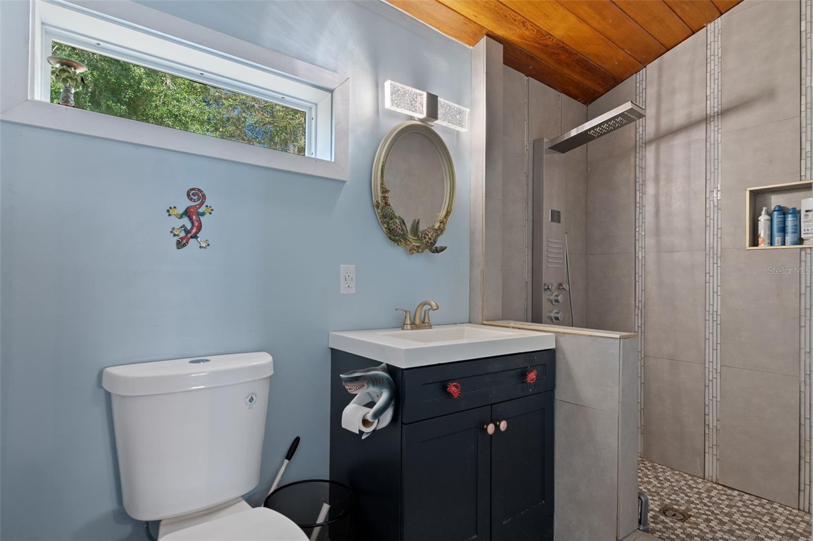 En suite guest bedroom with separate entrance-bathroom