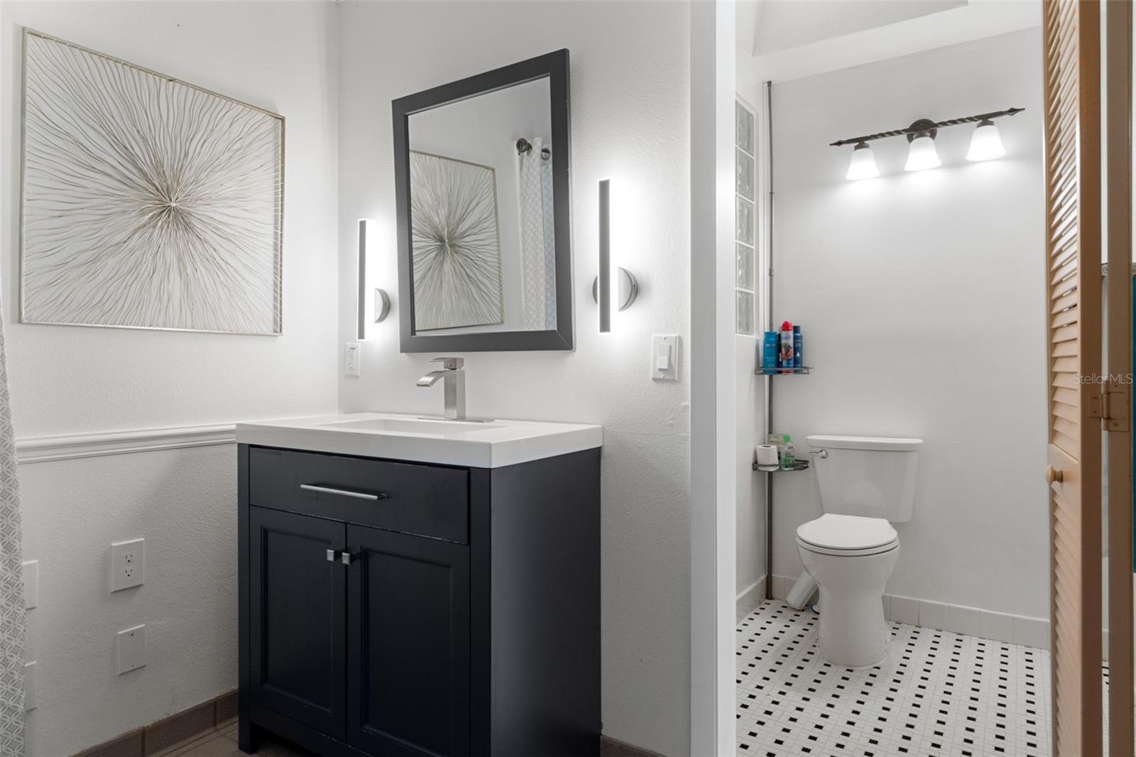 En suite guest bedroom bath