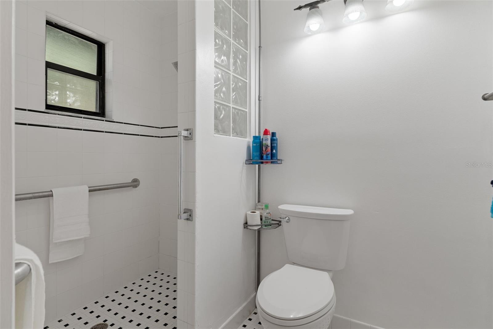 En suite guest bedroom bath