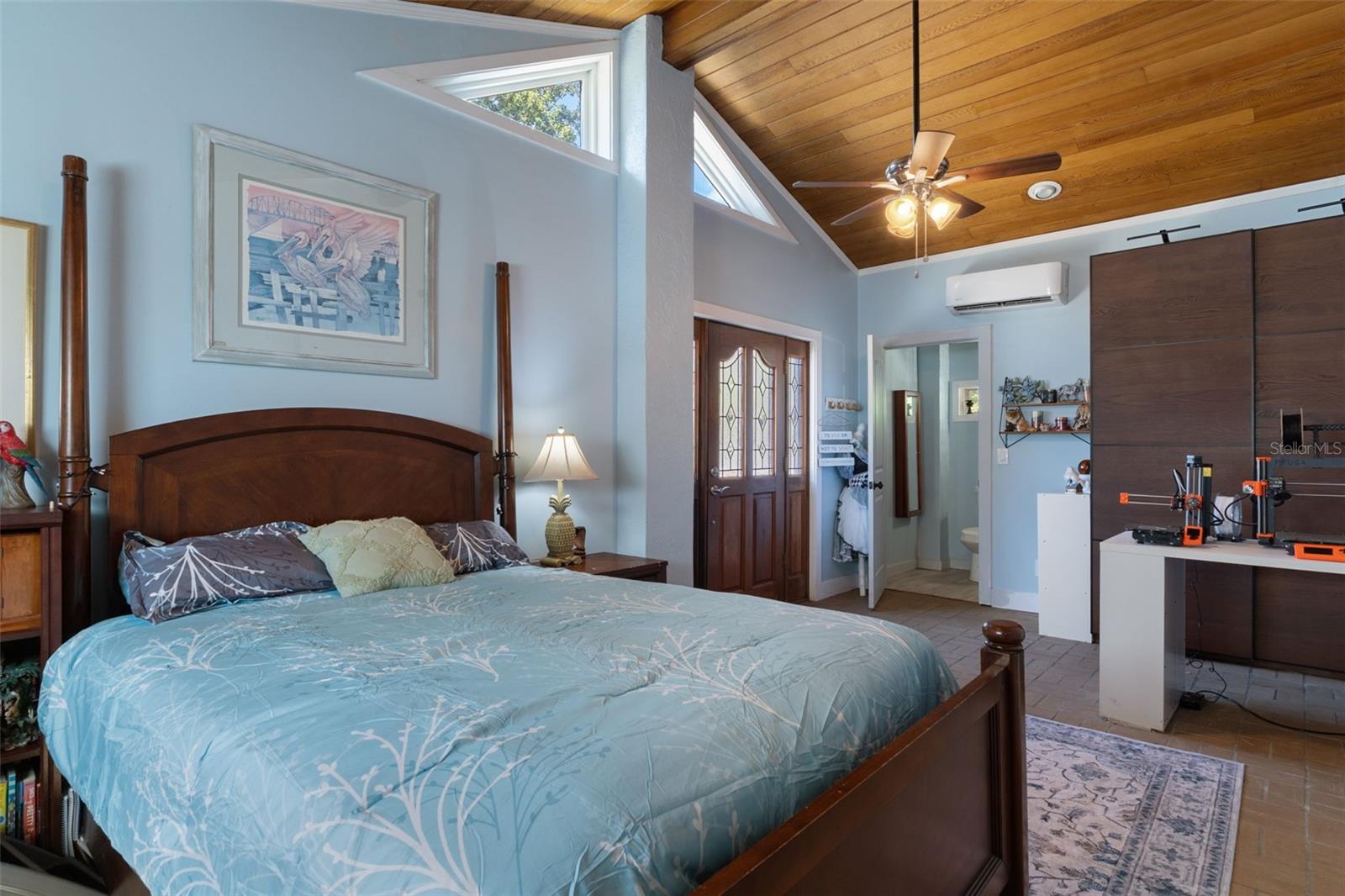 En suite guest bedroom with separate entrance