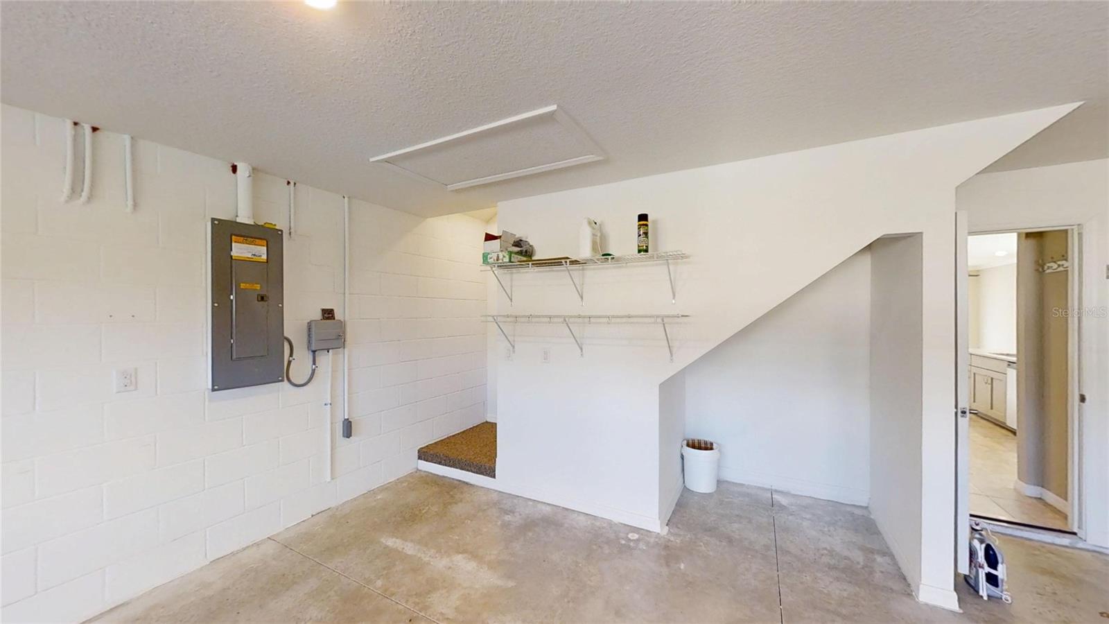 GARAGE TO WALK WAY