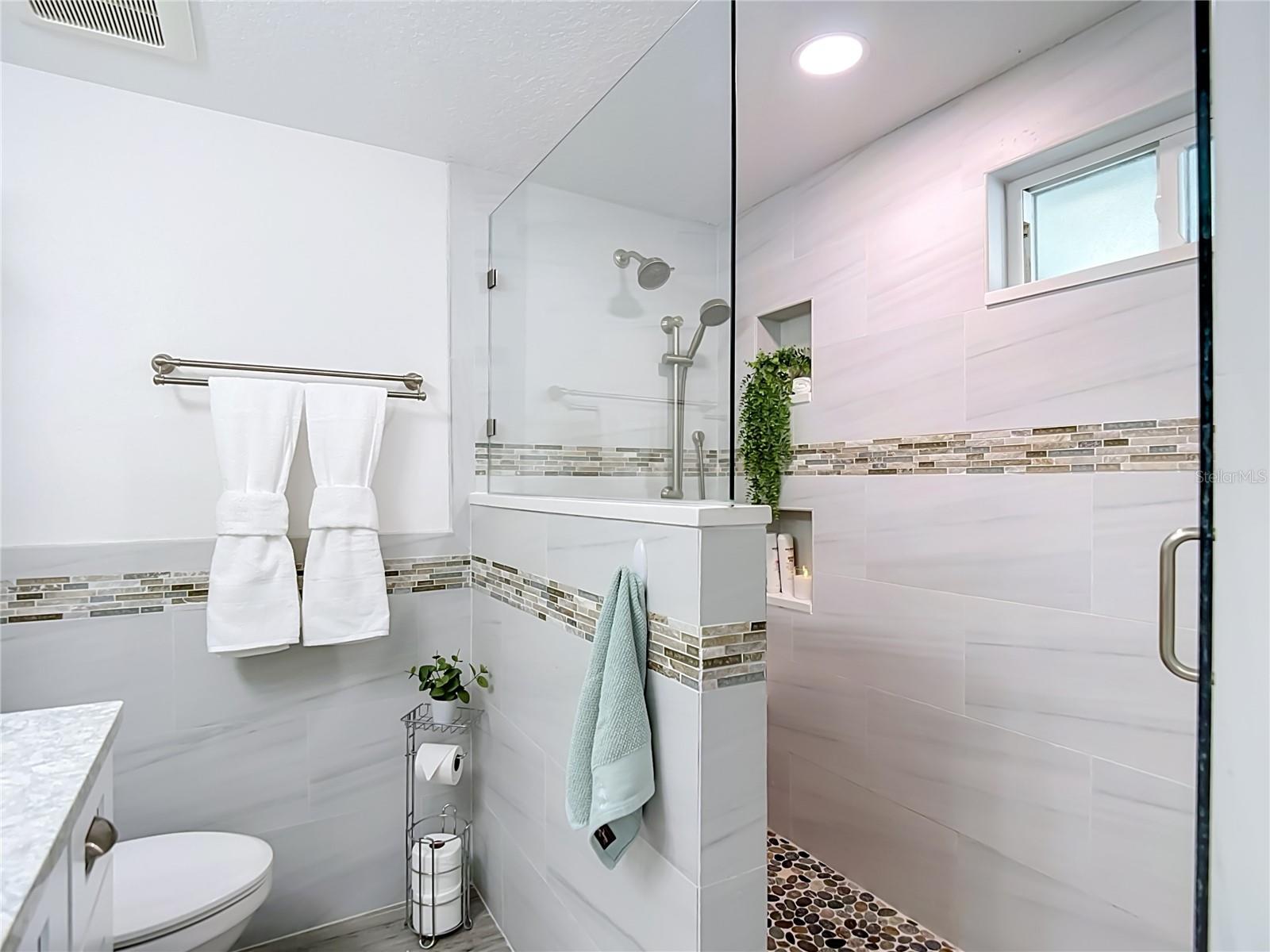 Main bathroom and walk in large shower