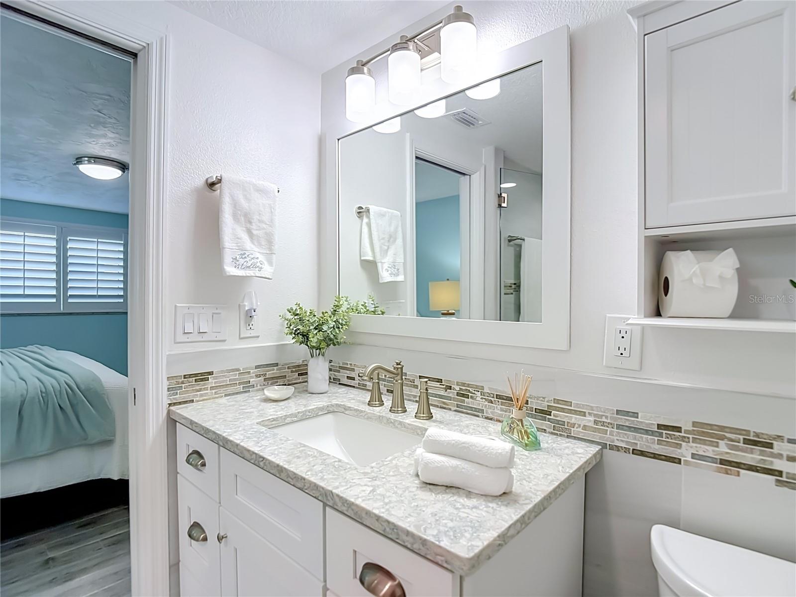 Main bathroom and walk in large shower
