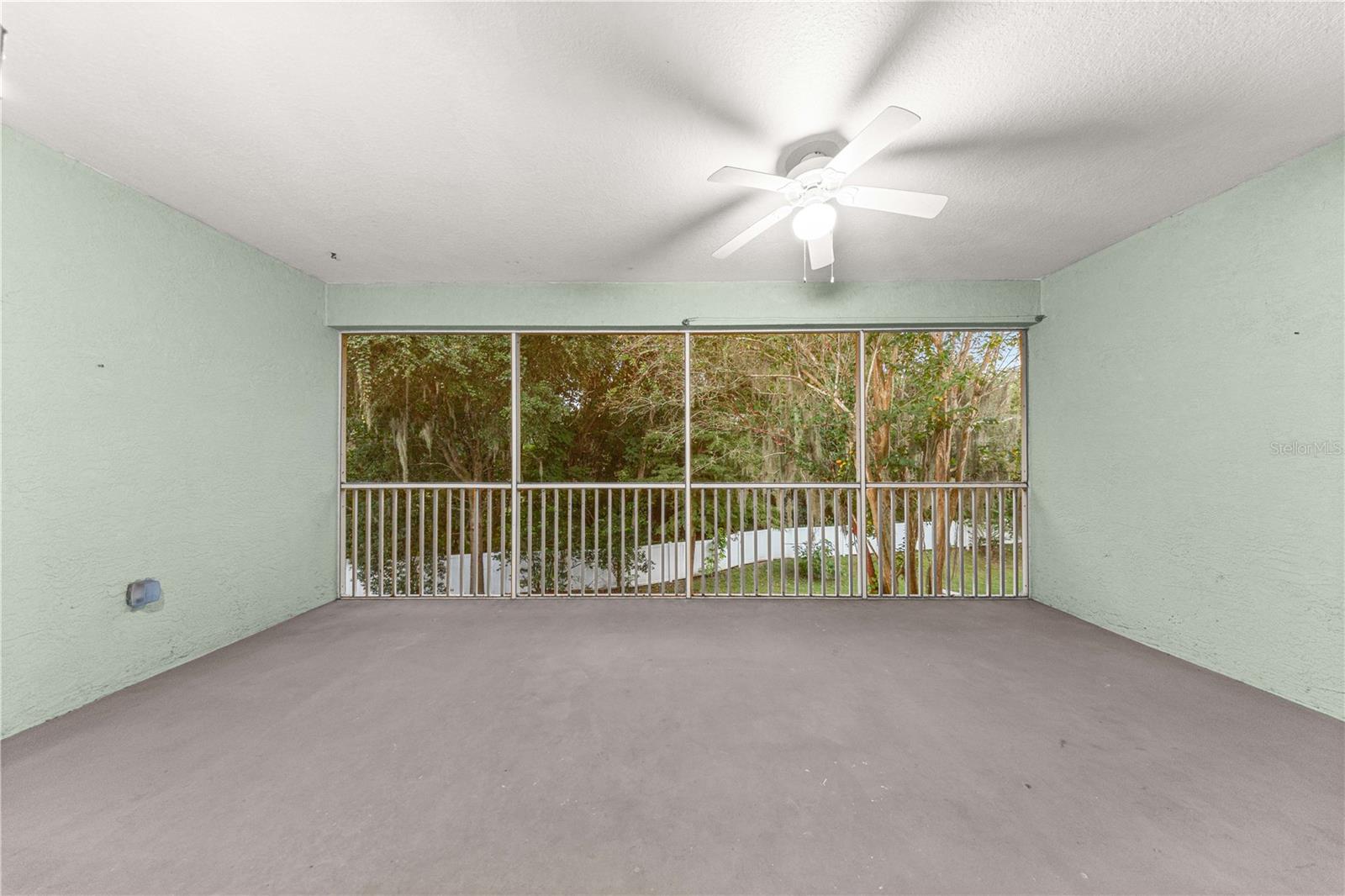 Screened in Back Patio Lanai with ceiling fan
