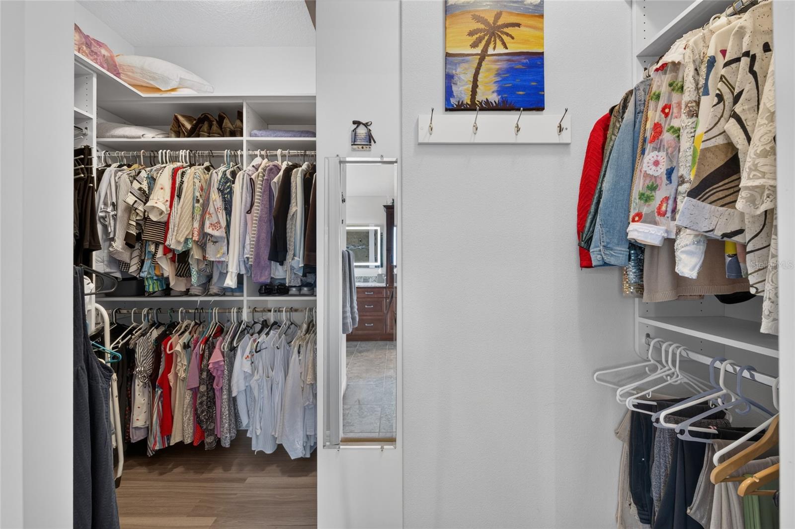 WALK IN CLOSET